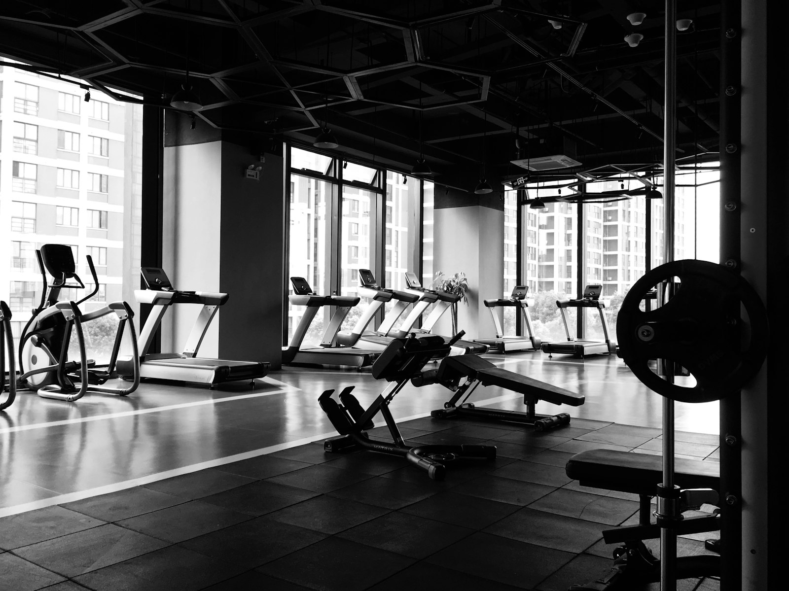 Entrada e interior de un gimnasio equipado