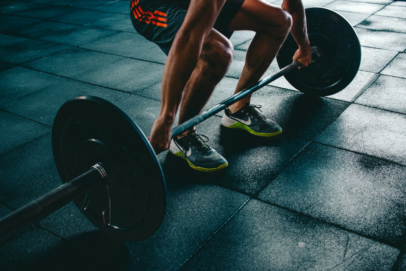 Persona entrenando con pesas en un gimnasio