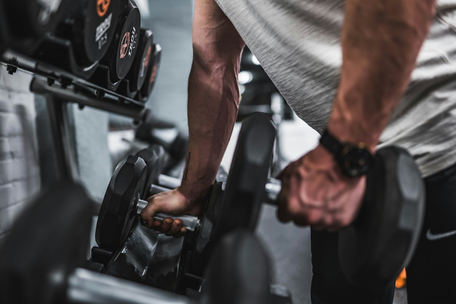 Atleta haciendo ejercicio funcional en el gimnasio
